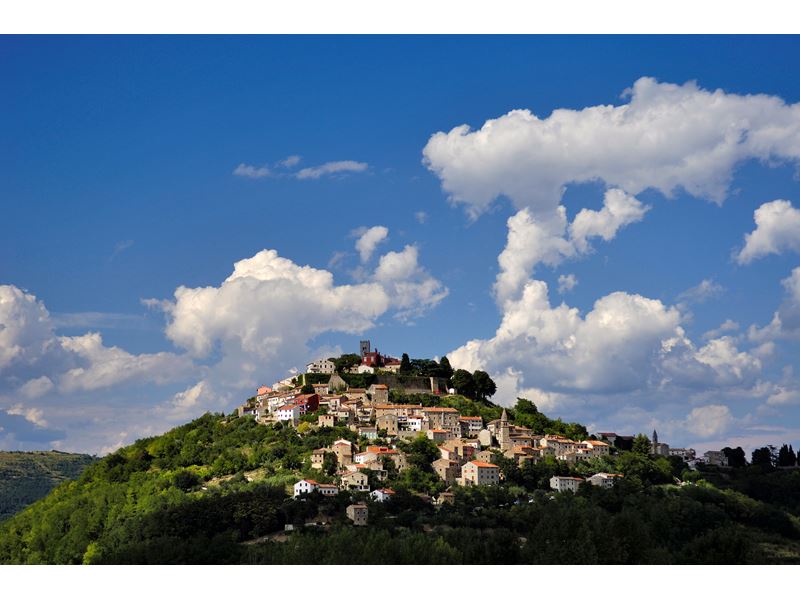Discover the small towns of Hum and Motovun 