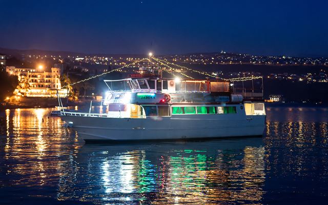 Advent boat rides on board the Jadera