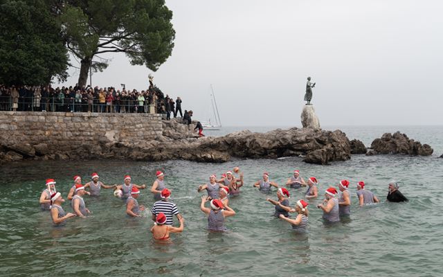 Nuoto invernale sulla spiaggia di Slatina