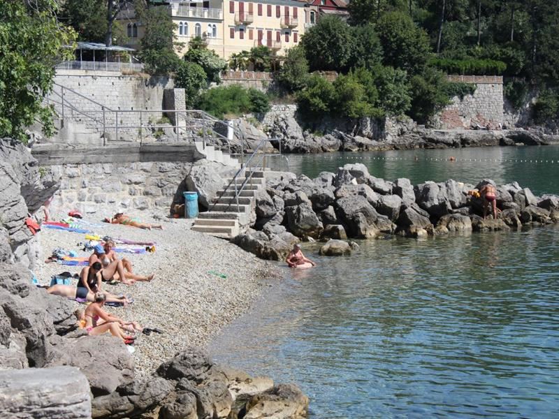 Šarmantna plaža Črnikovica v Voloskem 