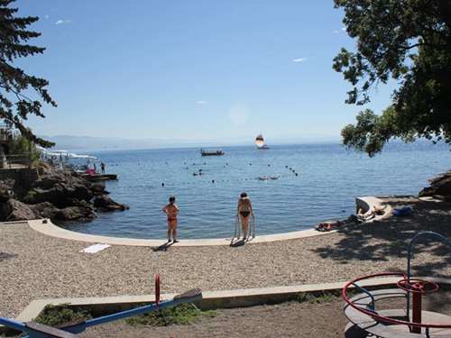 Škrbići strand Opatijában, azoknak, akik az árnyas helyeket kedvelik 